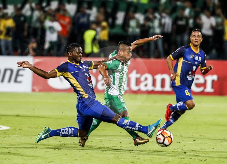 En el Atanasio, Nacional goleó por 4-0 a Delfín. Esa noche Vladimir Hernández no tuvo suerte ante el arco. FOTO Jaime Pérez