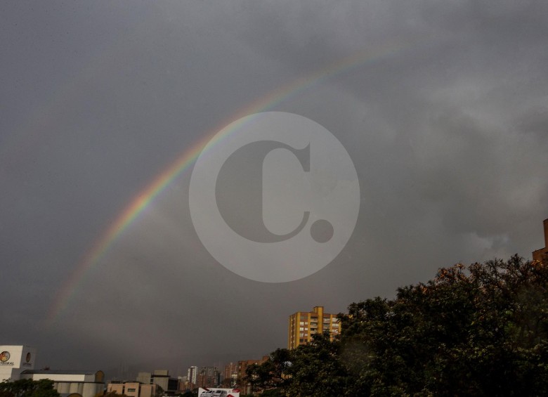 La fría y lluviosa tarde que soportaron los habitantes, y turistas, este martes 2 de enero en Medellín, se vio recompensada por un colorido arcoíris que se pudo disfrutar desde varios puntos del sur del Aburrá. FOTO JULIO CÉSAR HERRERA