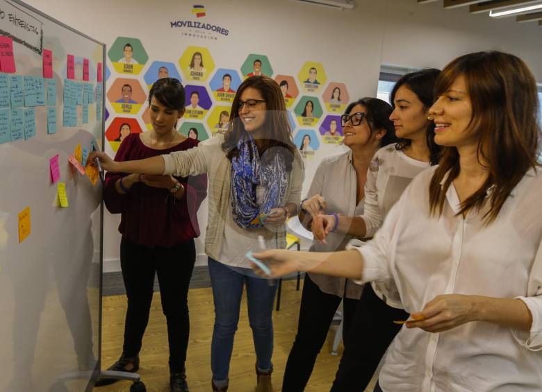 El espacio está diseñado para que todo sea móvil y se adapte a la ideación. En el Centro de Innovación Bancolombia confluyen empleados del banco y personal externo. FOTO JULIO CÉSAR HERRERA