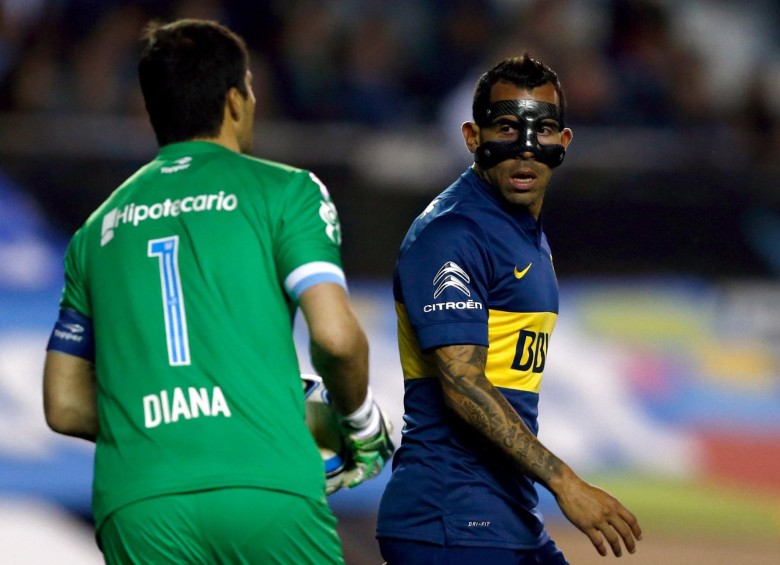 Carlos Tévez jugó con una máscara para protegerse de la lesión que le produjo un golpe que sufrió jugando para la Selección Argentina. FOTO Reuters