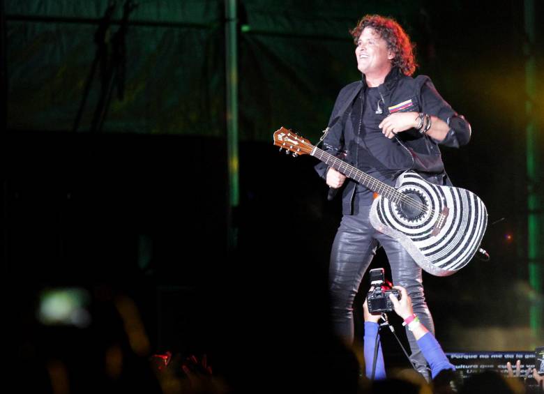 Carlos Vives dona su guitarra a museo en Estados Unidos