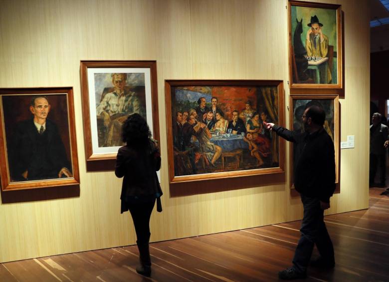 Visitantes observan la exposición del colombiano Pedro Nel Gómez durante la inauguración en el Museo Nacional de Bogotá (Colombia), el 2 de abril de 2019. Foto: Efe