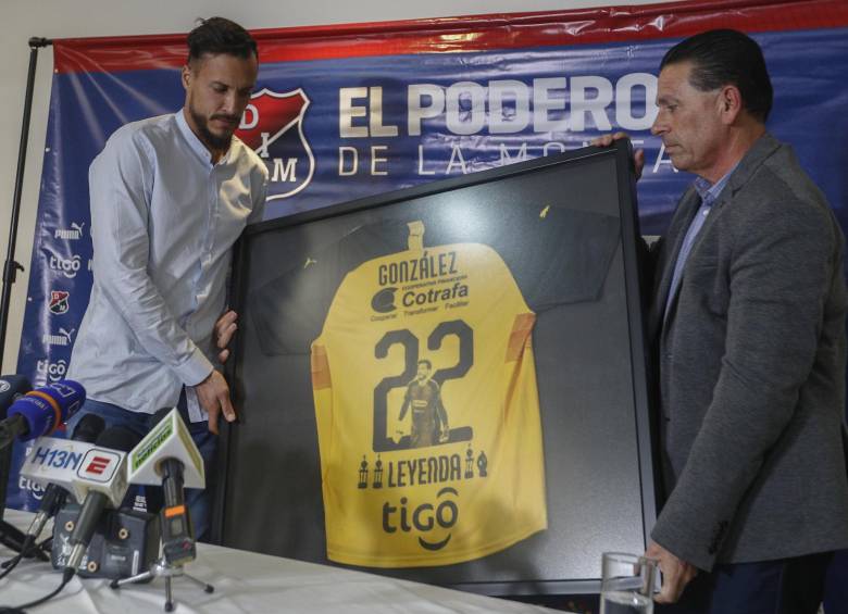 Este es el momento cuando los directivos del Medellín le hacen entrega a David González de su camisa. FOTO MANUEL SALDARRIAGA