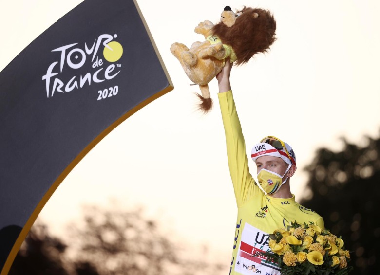 El esloveno Tadej Pogacar, con el maillot amarillo de líder general, celebra en el podio tras ganar el Tour de Francia 2020. FOTO AFP
