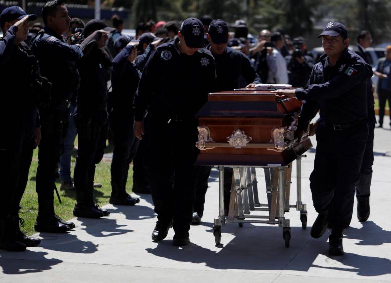 Policías mexicanos despiden a uniformados fallecidos. FOTO REUTERS