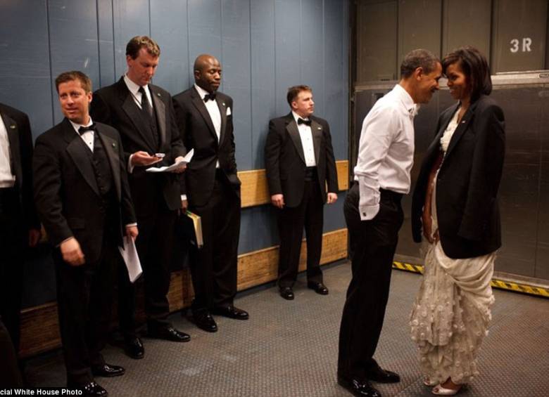 La cercana relación entre los esposos Barack y Michelle Obama quedó retratada en varias ocasiones como en esta, en la que el presidente le da su chaqueta a la primera dama. FOTO Official White House Photo
