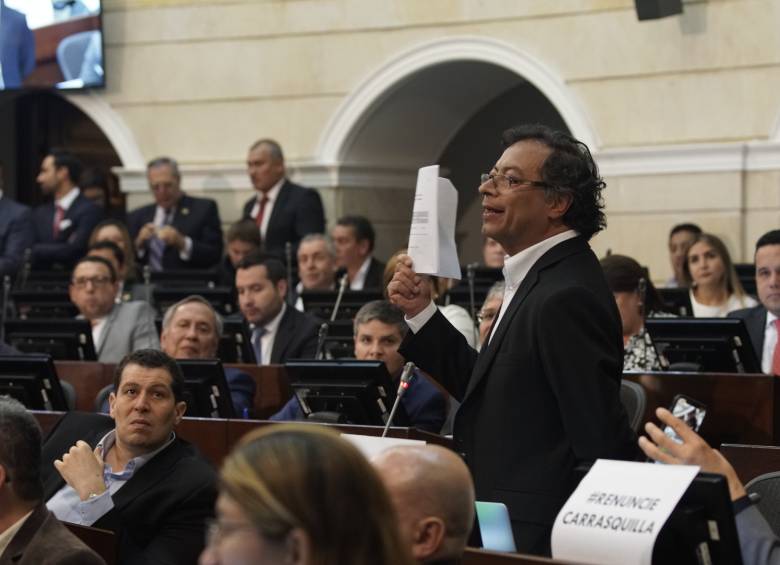 El senador Gustavo Petro dijo que hoy, nuevamente, dará más explicaciones sobre el video de la discordia. Lo novedoso es que será en una rueda de prensa, en la que se espera que haya preguntas y contra preguntas de los periodistas. FOTO Colprensa