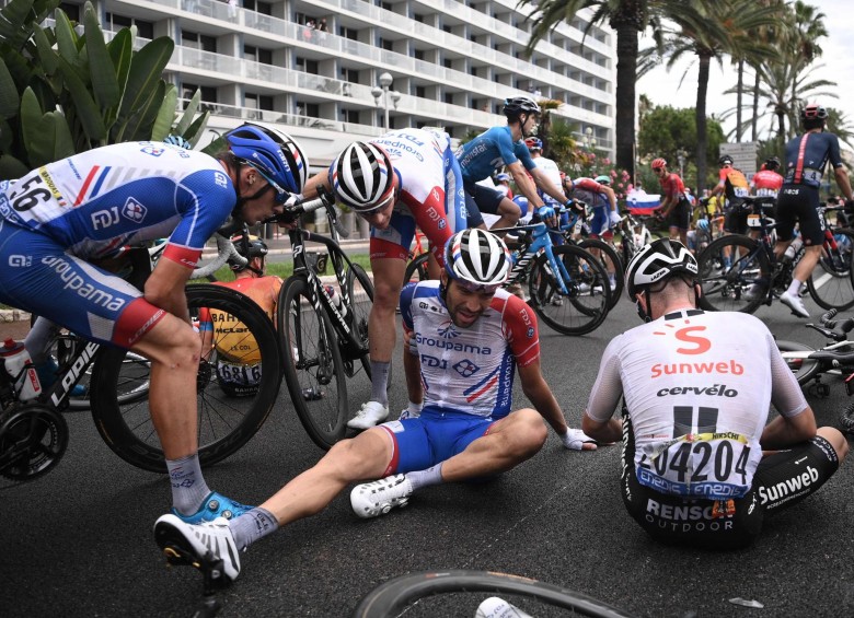 Thibaut Pinot, candidato al título, fue uno de los afectados por caídas en la primera etapa del Tour. Foto AFP