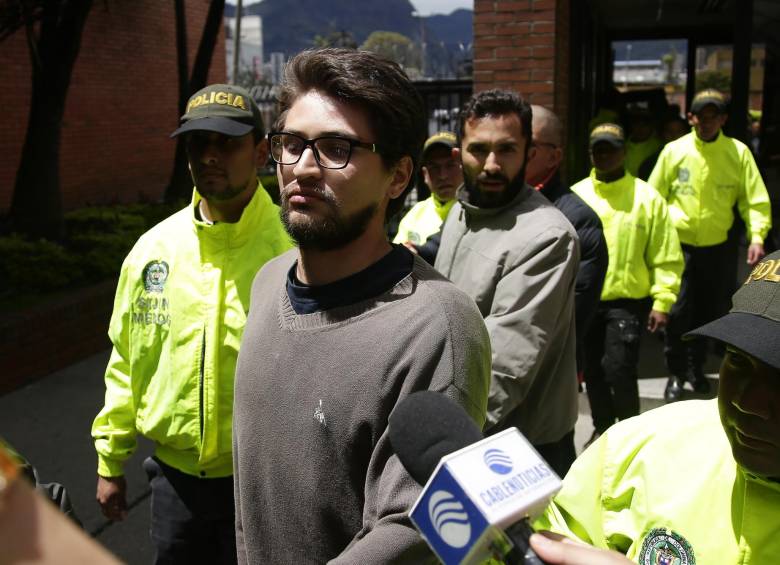 Los capturados han ingresado fuertemente custodiados al complejo judicial de Paloquemao, en Bogotá, para su audiencia de control de garantías. FOTO: Colprensa.