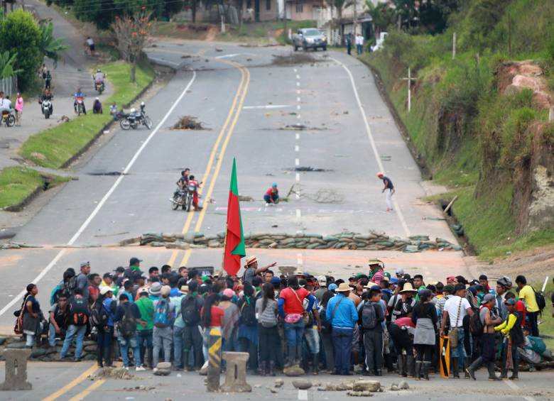 El paso en la vía Panamericana está cerrado. Los manifestantes anunciaron más bloqueos en rutas alternas. FOTO efe