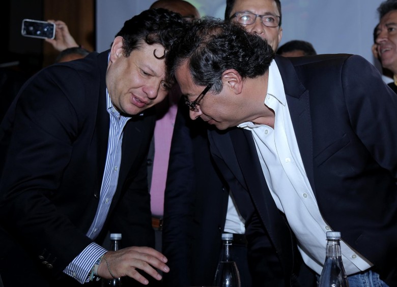 Hollman Morris junto a Gustavo Petro en diciembre de 2017, en el lanzamiento de su lista de la decencia al Congreso. FOTO: COLPRENSA .