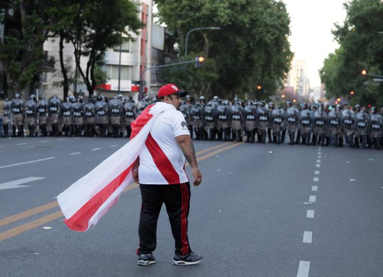 Las calles del barrio Nuñez en Buenos Aires se llenaron de policías e hinchas que no podían ingresar al estadio. FOTO REUTERS