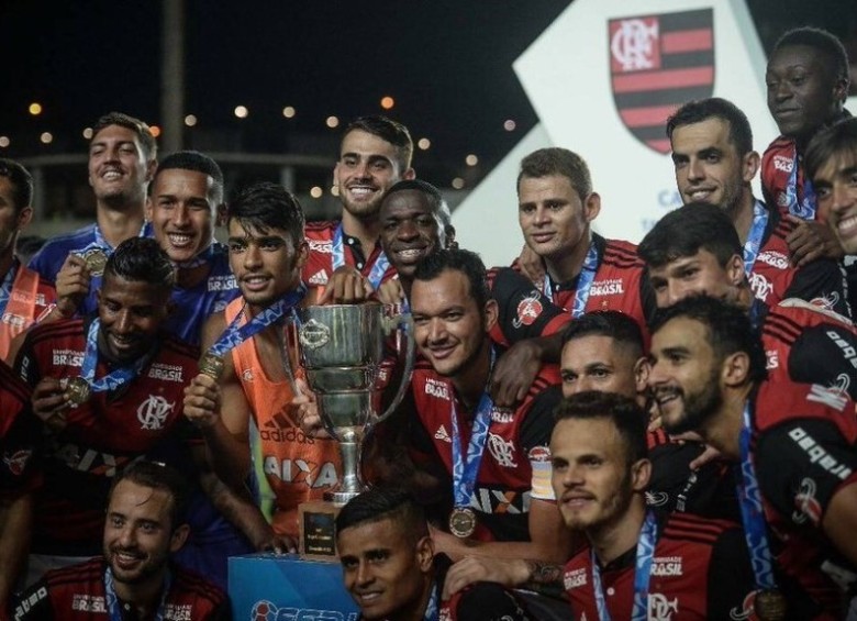 Marlos Moreno (arriba a la derecha) alcanzó su primer título con Flamengo luego de llegar cedido del Manchester City al equipo brasileño hace poco más de un mes. FOTO CORTESÍA TWITTER FLAMENGO