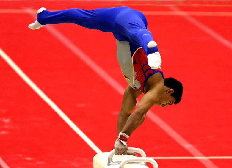 En las fotos aparecen los esquemas que le dieron la medalla de oro en arzones a Johnny Muñoz. FOTO Juan Antonio Sánchez