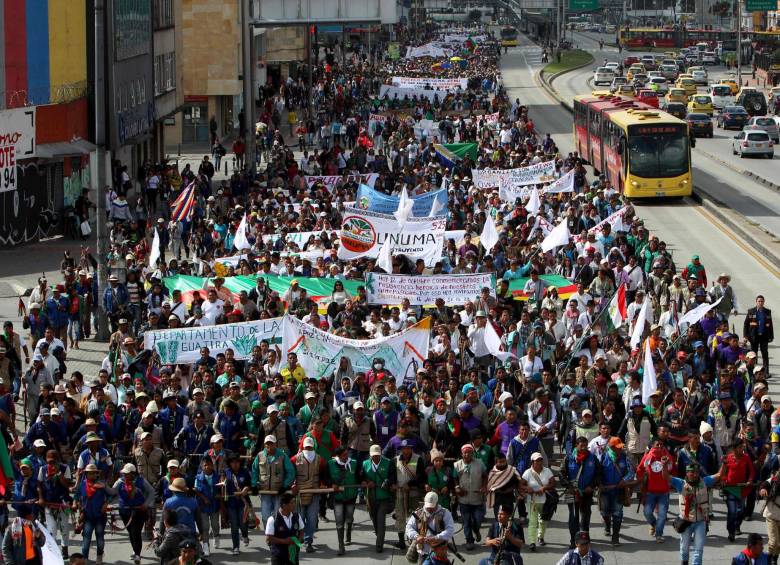 Miles de indígenas también se unieron a las marchas en diferentes ciudades. Según los organizadores de las manifestaciones, se crearán campamentos indefinidos en Manizales y Cali. FOTO AFP