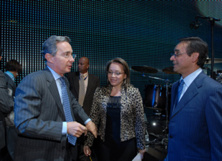 El expresidente Álvaro Uribe, acompañado de los pastores Claudia Rodríguez y César Castellanos. FOTO presidencia