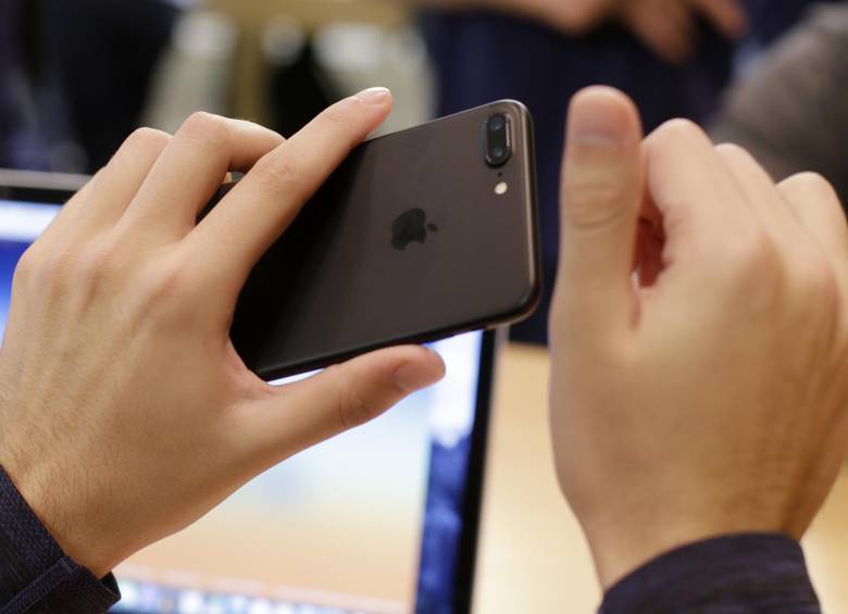 Las ventas del iPhone cayeron en el último trimestre del ejercicio fiscal de 2016 al totalizar 45,5 millones de unidades frente a los 48 millones del mismo periodo de 2015. FOTO AP