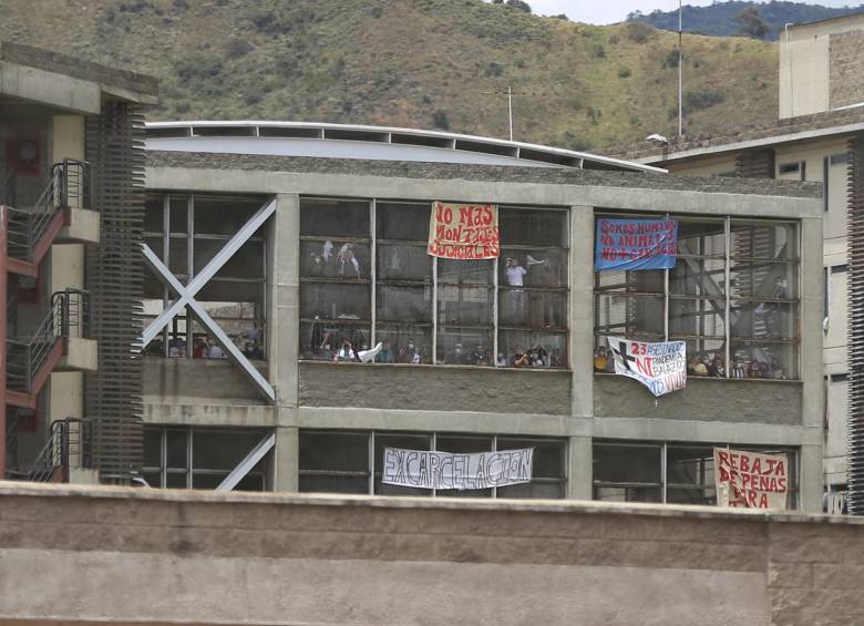 En las cárceles del país, los reclusos protestan exigiendo la excarcelación para hacerle el quite al coronavirus. FOTO Colprensa