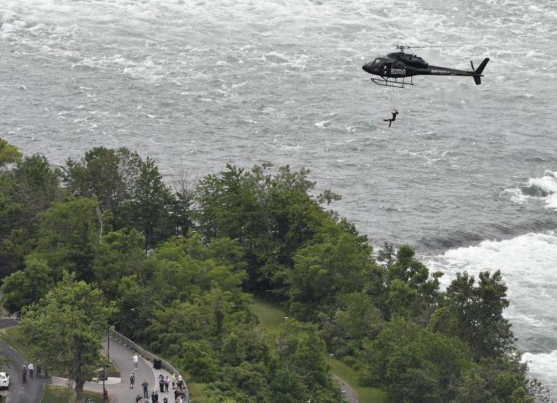 Acróbata se cuelga por la boca de un helicóptero sobre el Niágara 