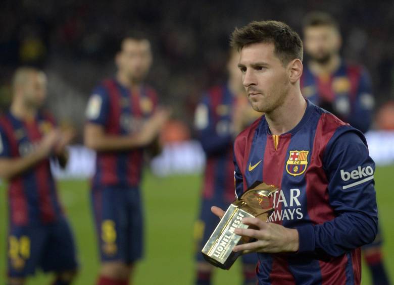 Antes del partido, Messi recibió el trofeo al máximo goleador en la historia de la Liga. FOTO AP