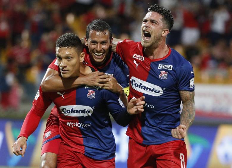 El festejo del segundo tanto del DIM entre Javier Reina, Andrés Ricaurte y Adrián Arregui. FOTO MANUEL SALDARRIAGA