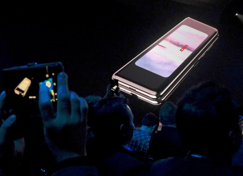 Samsung comenzó a hablar de pantalla plegable desde finales de 2018. FOTO: Reuters