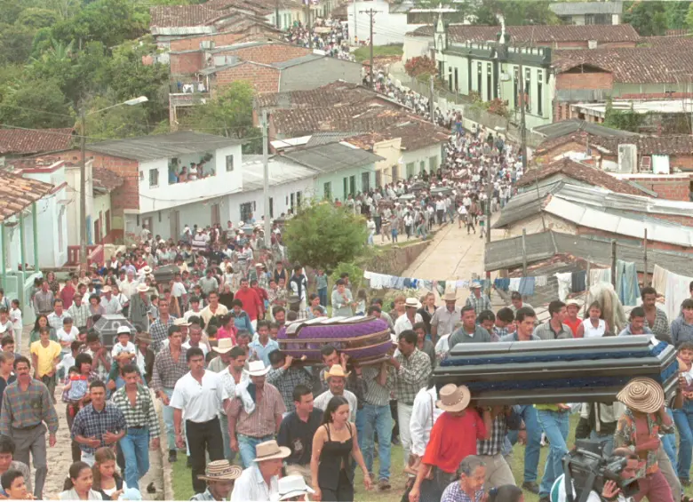 Así fue el multitudinario funeral en las calles de Yolombó, después de la masacre de 1999. FOTO: Jesús Abad Colorado - Archivo El Colombiano.