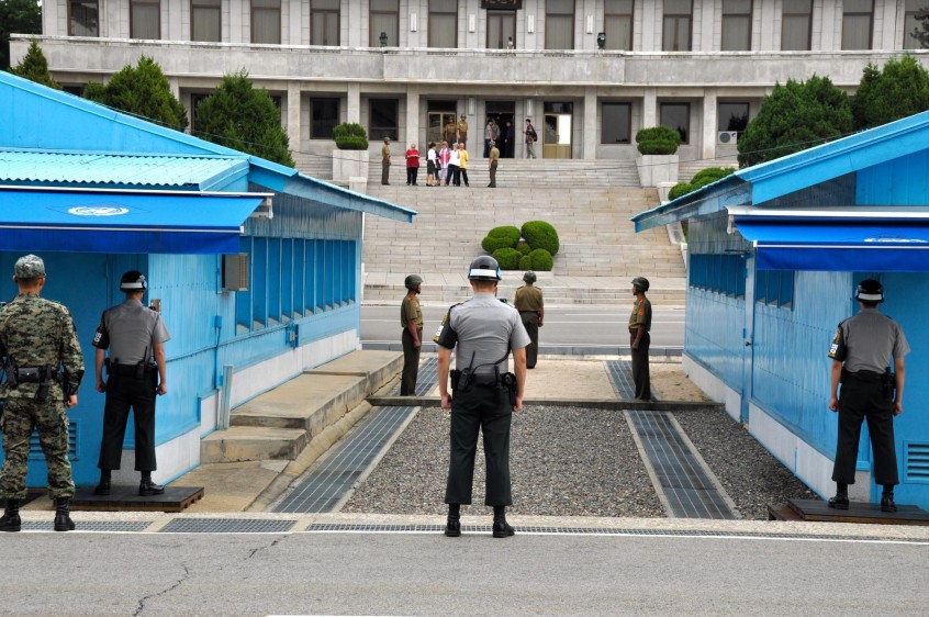 Soldados coreanos miran la frontera entre Corea del Sur y Corea del Norte, en Panmunjom. FOTO SHUTTERSTOCK