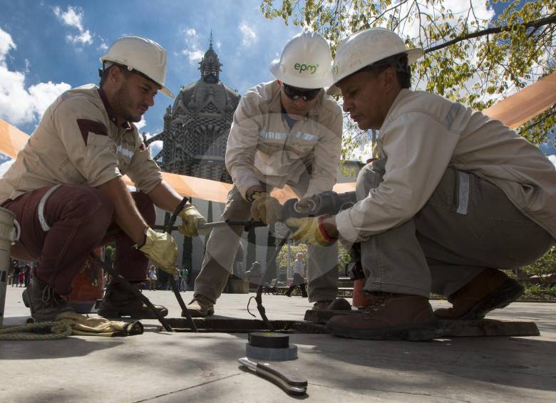 El trabajo para recuperar los circuitos de la parrilla del Centro afectados por el robo de cable es dispendioso y peligroso por el alto voltaje que circula por estas líneas. FOTO Manuel Saldarriaga