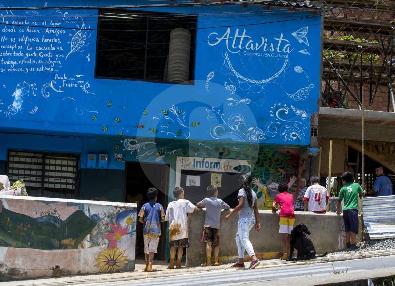 La historia de cómo, con barro y paja, construyen centro cultural en Altavista