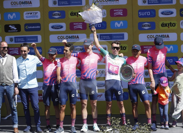 El equipo EF Pro Cycling en el podio como los ganadores de la etapa, contrarreloj y primeros líderes del Tour Colombia 2.1. FOTOS MANUEL SALDARRIAGA