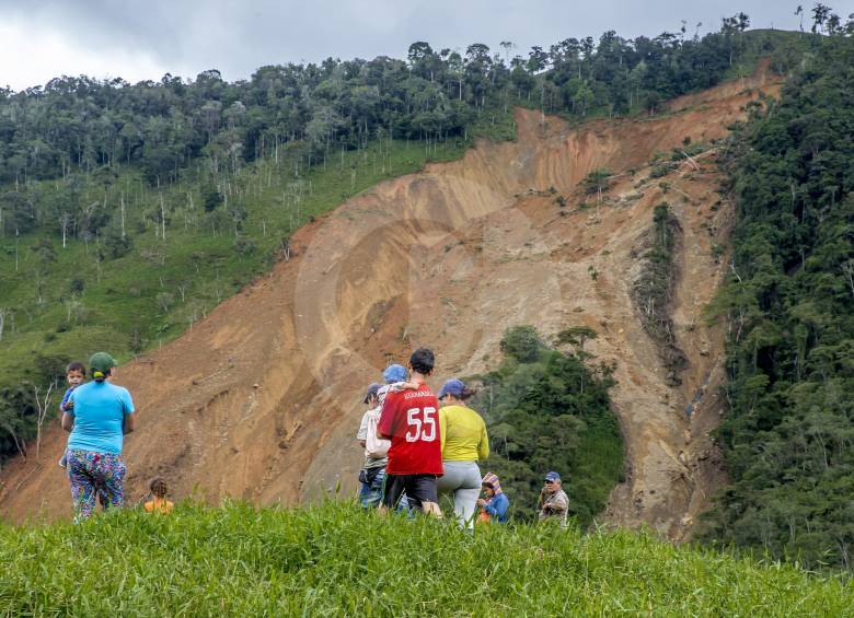 Hasta ahora, la única víctima mortal que han dejado las temporadas de lluvias en Antioquia quedó sepultada en el derrumbe de Yarumal, en la vía al corregimiento Cedeño. FOTO juan antonio sánchez