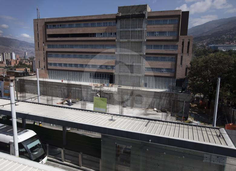 Sobre el corredor del tranvía (estación Buenos Aires) se pueden observar las obras de la unidad hospitalaria. La fachada muestra los avances constructivos del que será el nuevo equipamento de salud para las comunas 8, 9 y 10. FOTO EDWIN BUSTAMANTE