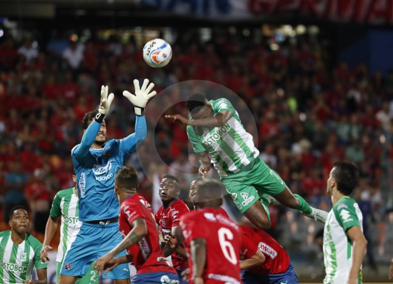 Aspectos del clásico 298 en octubre pasado en el estadio Atanasio Girardot. La afición paisa respaldó. FOTO Róbinson Sáenz
