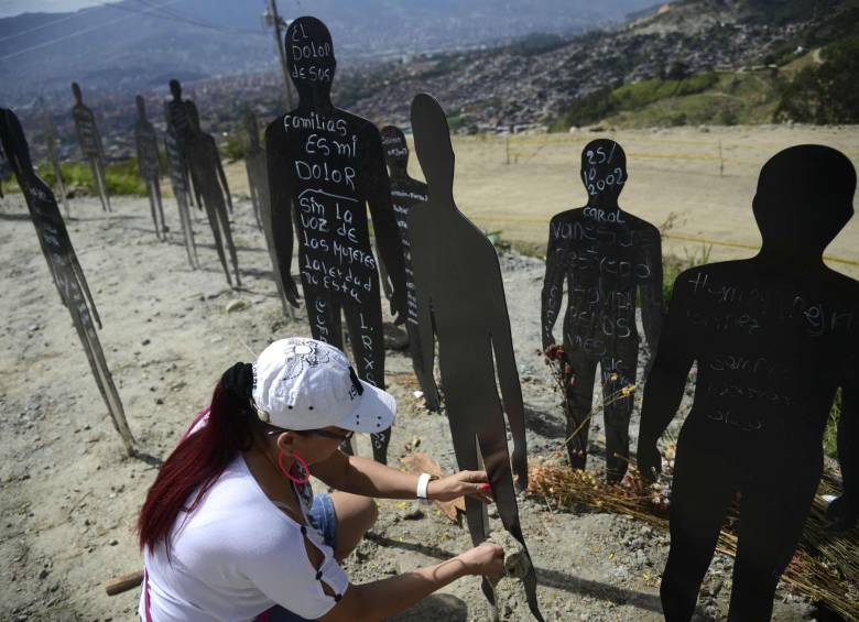 Los mensajes de esperanza de familiares de víctimas reposan en la zona de búsqueda. FOTO AP