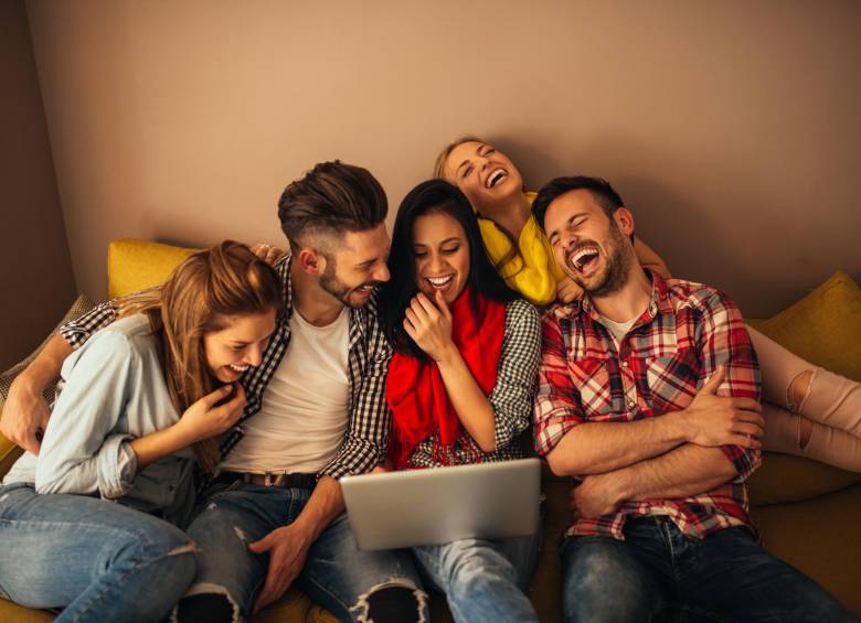 Con el tiempo las amistades parecen ofrecer más beneficios para la salud que la familia. FOTO: SSTOCK