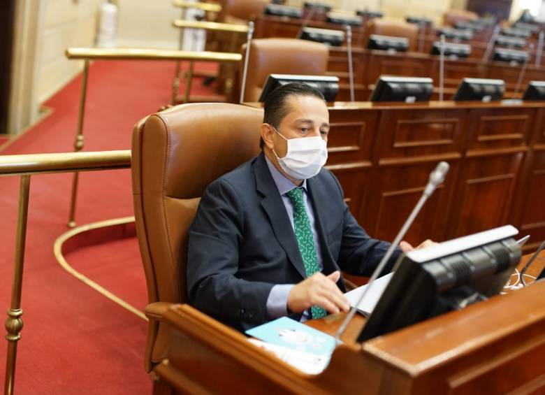 Así asisten a la plenaria semipresencial de la Cámara los representantes a la sesión de éste martes cuando seguirán votando proyectos de ley. Foto: Colprensa. 