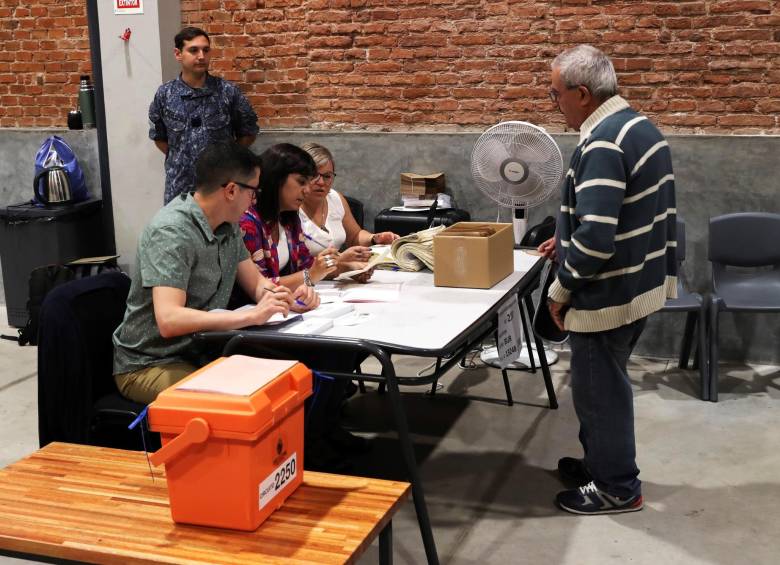  Una ciudadana ejerce su derecho al voto en su colegio electoral en Montevideo hoy 24 de Noviembre. Los 7.122 centros de votación preparados para que unos 2,7 millones de ciudadanos elijan en segunda vuelta al presidente de la República para el período 2020-2025 abrieron este domingo sus puertas en Uruguay. Foto: EFE.
