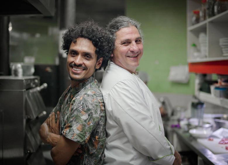 Juancho Valencia, de Puerto Candelaria, en la cocina del restaurante Herbario donde comanda el chef Rodrigo Isaza. Foto: Cortesía Merlín Producciones