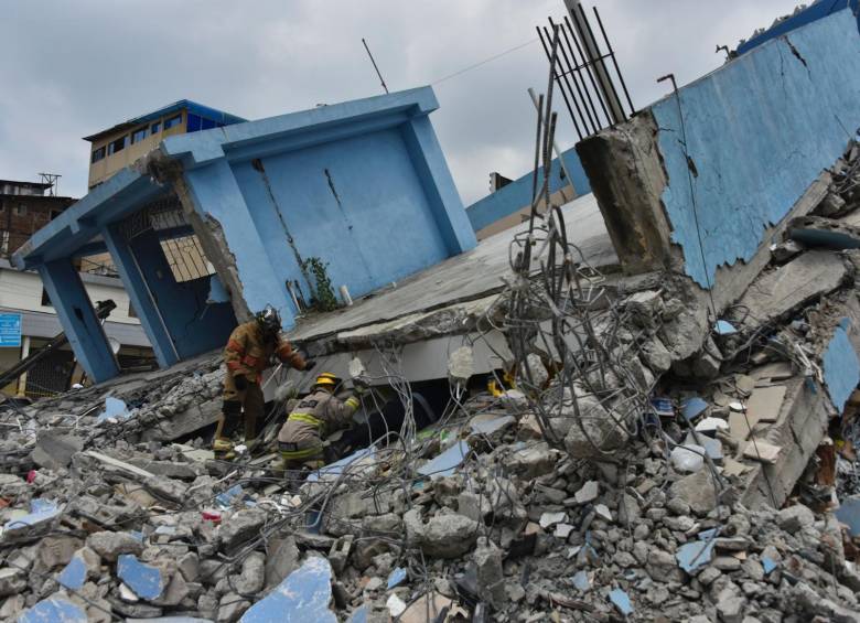 Es el segundo terremoto más grave en la historia ecuatoriana. Cifras oficiales hablaban de 272 muertos, 2.068 heridos y cientos de miles de damnificados. Poblaciones enteras fueron arrasadas. Redes sociales resultaron claves en la atención de las víctimas.FOTO AFP