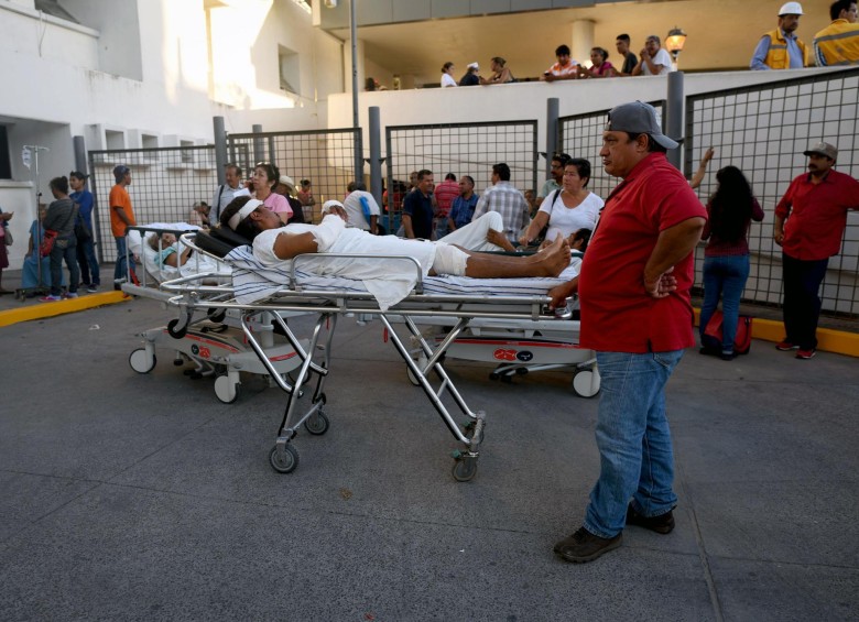 Los pacientes y el personal de algunos hospitales fueron evacuados por seguridad. FOTO: AFP