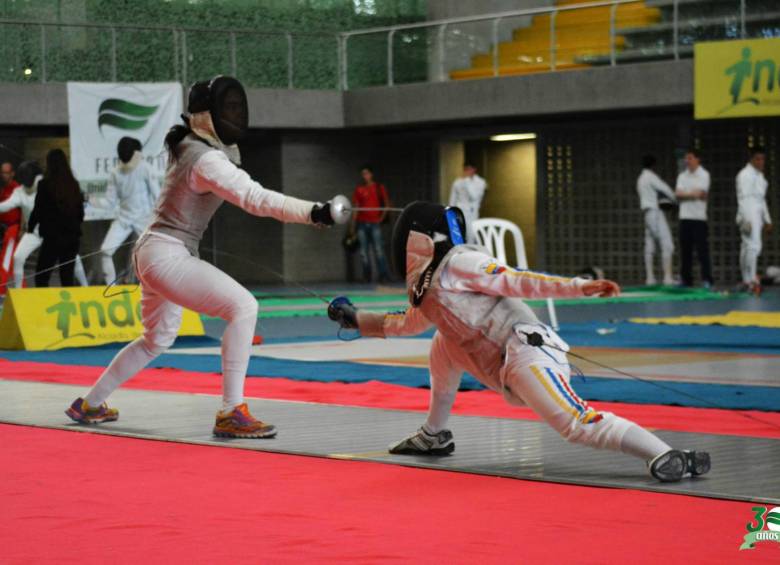 Siete deportistas de Antioquia participan en el Suramericano de esgrima en Bogotá. FOTO cortesía fedelian