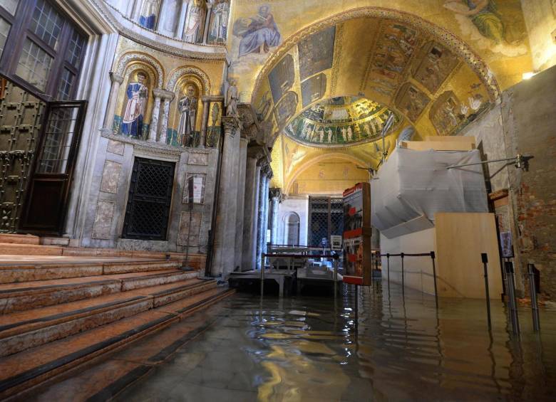 Una visión general del nártex de la Basílica de San Marco, dañada por las inundaciones en Venecia. FOTO EFE