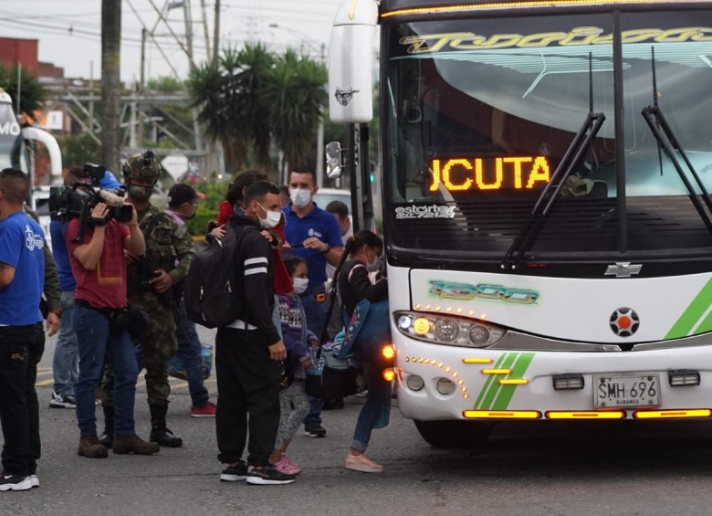 En este bus contratado partieron los extranjeros el jueves, desde Itagüí hacia Cúcuta. FOTO: CORTESÍA DE LA ALCALDÍA DE ITAGÜÍ