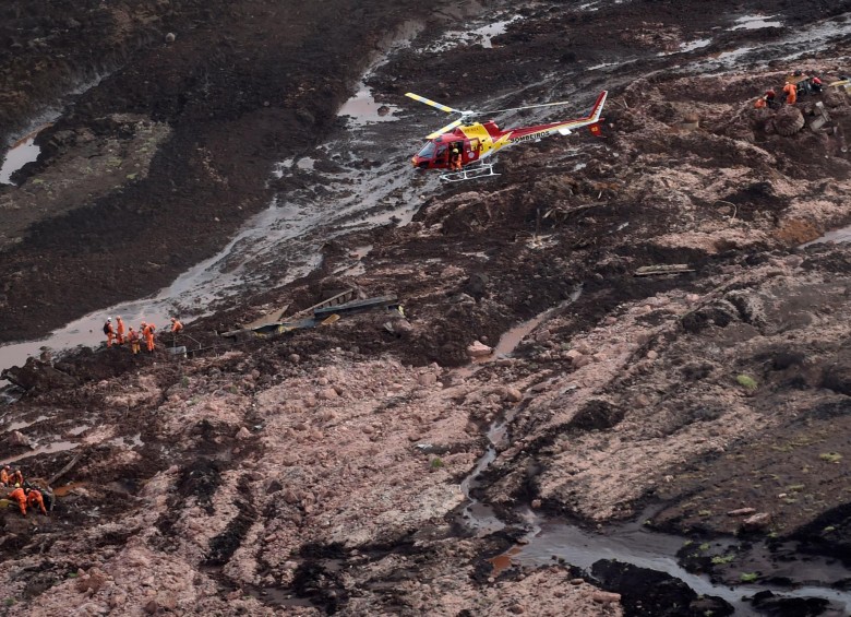 Rescatistas buscan sobrevivientes entre el lodo. FOTO AFP