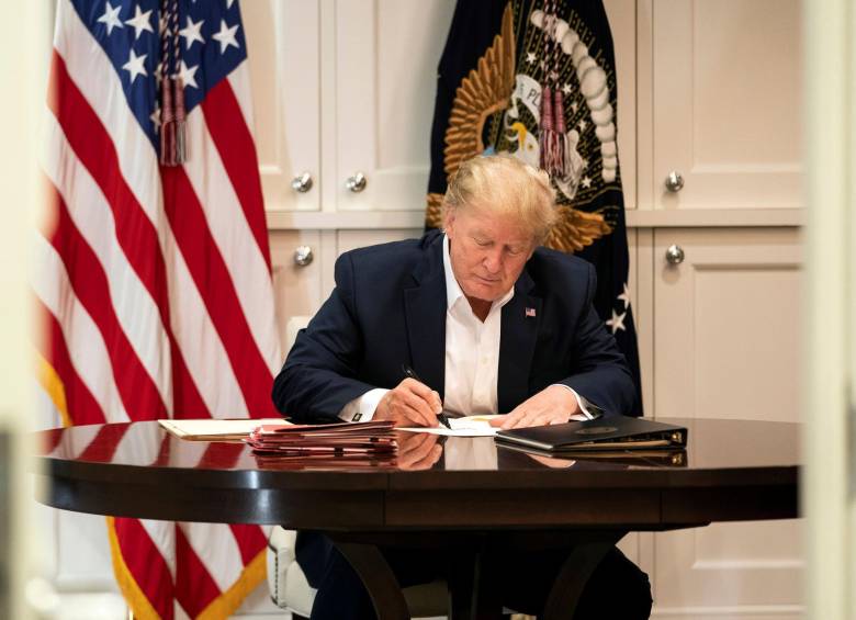 Imágenes del presidente estadounidense Donald Trump trabajando desde la Suite Presidencial en Centro Médico Militar Walter Reed. FOTO AFP