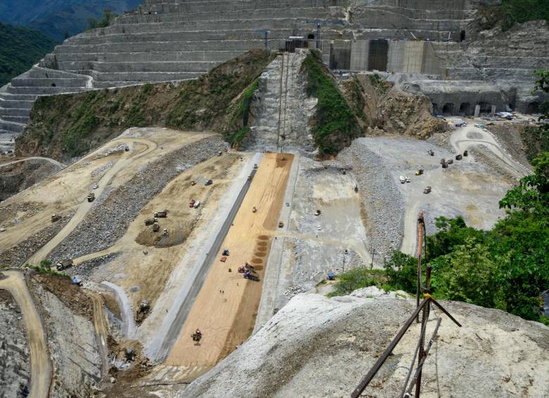 Panorámica del avance de las obras en el sitio de presa de la central, en Ituango. FOTO COrtesía EPM
