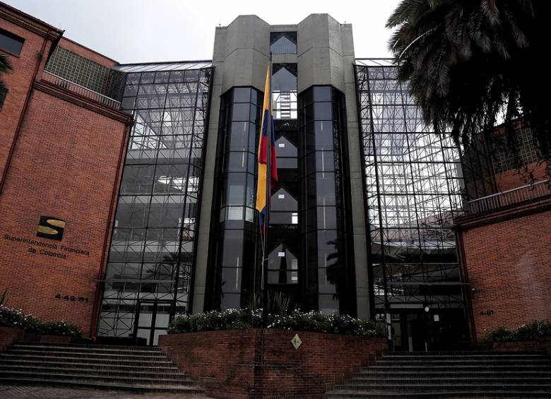 La participación total del portafolio de inversiones se distribuye en una porción mayoritaria DE 26,9 % en TES, el 21 % en instrumentos de deuda y 17,6 % de patrimonio, según los resultados del sistema financiero. FOTO COLPRENSA