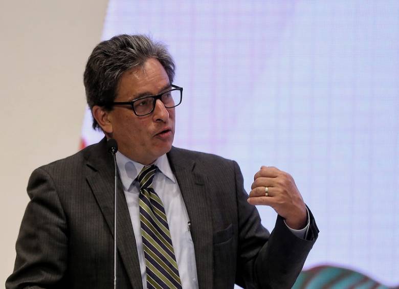 Alberto Carrasquilla, es el ministro de Hacienda, cartera que viabilizó la compra de acciones de empresas como salvamento FOTO COLPRENSA