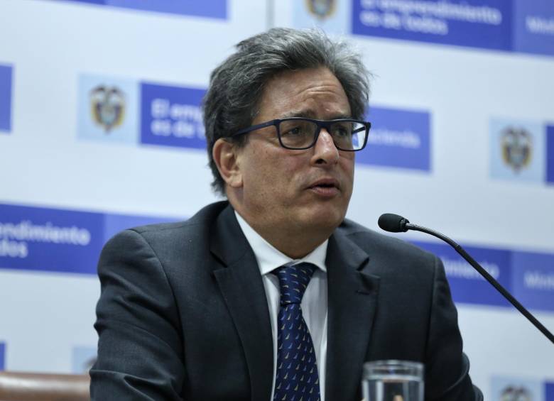 Alberto Carrasquilla, jefe de la cartera de hacienda, responsable de este subsidio. FOTO: Colprensa.